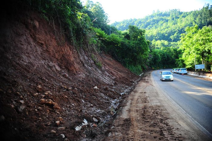 Queda de barreira no km 161 da BR-116.