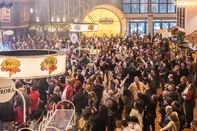 O primeiro final de semana do 33º FestiQueijo, em Carlos Barbosa, reuniu mais de cinco mil visitantes. O evento, que celebra a fartura gastronômica, cultura local e hospitalidade da Serra, iniciou na sexta-feira (27) e segue até 27 de julho. Ingressos ainda estão à venda a partir de R$ 170.<!-- NICAID(16069899) -->