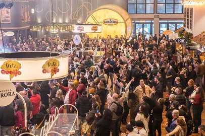 O primeiro final de semana do 33º FestiQueijo, em Carlos Barbosa, reuniu mais de cinco mil visitantes. O evento, que celebra a fartura gastronômica, cultura local e hospitalidade da Serra, iniciou na sexta-feira (27) e segue até 27 de julho. Ingressos ainda estão à venda a partir de R$ 170.<!-- NICAID(16069899) -->