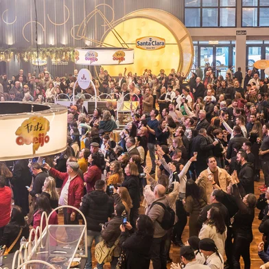 O primeiro final de semana do 33º FestiQueijo, em Carlos Barbosa, reuniu mais de cinco mil visitantes. O evento, que celebra a fartura gastronômica, cultura local e hospitalidade da Serra, iniciou na sexta-feira (27) e segue até 27 de julho. Ingressos ainda estão à venda a partir de R$ 170.<!-- NICAID(16069899) -->