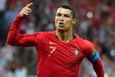 Nelson Almeida / AFP Portugal's forward Cristiano Ronaldo celebrates a goal after shooting a penalty kick during the Russia 2018 World Cup Group B football match between Portugal and Spain at the Fisht Stadium in Sochi on June 15, 2018. / AFP PHOTO / Nelson Almeida / RESTRICTED TO EDITORIAL USE - NO MOBILE PUSH ALERTS/DOWNLOADSEditoria: SPOLocal: SochiIndexador: NELSON ALMEIDASecao: soccerFonte: AFPFotógrafo: STF<!-- NICAID(13601467) -->