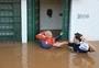 VÍDEO: idoso é resgatado por grupo de voluntários no bairro Humaitá