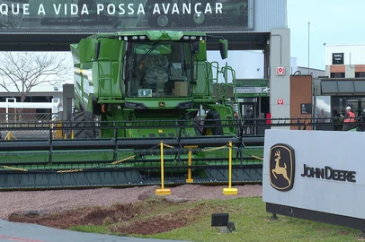 “É um baque grande”: demissões na John Deere deixam 150 trabalhadores sem rumo em Horizontina<!-- NICAID(16128351) -->