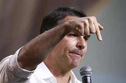 PORTO ALEGRE, RS, BRASIL, 10-04-2026: Painel com o pré-candidato do PL à Presidência, Flávio Bolsonaro, no Fórum da Liberdade 2026, realizado no Centro de Eventos da PUCRS. Foto: Bruno Todeschini/Agência RBS<!-- NICAID(16263675) -->