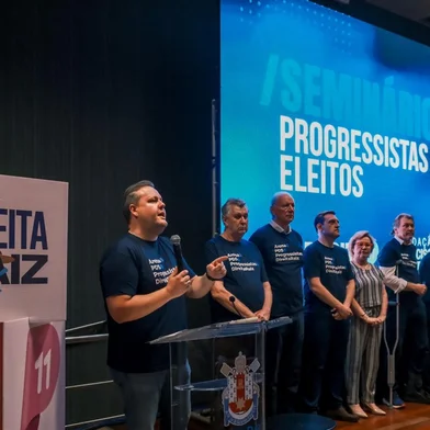 Enaltecendo o que o ex-deputado Jerônimo Goergen chamou de "coerência", o Progressistas reuniu boa parte dos prefeitos, vices e vereadores eleitos em outubro para um seminário de capacitação e preparação para os mandatos. Trajados de camisetas estampadas com os dizeres "Arena & PDS & Progressistas & Direita raiz", os vencedores e correligionários foram recebidos e ouviram aos discursos das principais líderes do partido no Rio Grande do Sul, comandados pelo presidente estadual, deputado Covatti Filho, e acompanharam palestras sobre planejamento de comunicação e cidades inovadoras. O evento foi realizado no auditório do prédio 50 da PUC na tarde desta segunda-feira (11).<!-- NICAID(15911957) -->