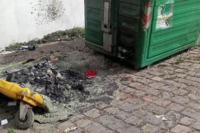 Uma onda de vandalismo aos contêineres amarelos usados para o destarte dos resíduos seletivos vem ocorrendo em Caxias do Sul desde as primeiras horas de 2023. Em seis dias, foram queimados 23 equipamentos em diferentes regiões da cidade. Apenas na noite da quinta-feira (05/01) foram incendiadas 12 unidades. Destas, oito no Bairro Jardim América. Há registros também nos bairros Madureira, Bela Vista e São Leopoldo.<!-- NICAID(15315219) -->