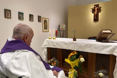 This photo taken and handout on March 16, 2025 by The Vatican Press Office shows Pope Francis during a mass in the chapel of the apartment of the Gemelli Hospital where he is hospitalized with pneumonia. (Photo by Handout / VATICAN MEDIA / AFP) / RESTRICTED TO EDITORIAL USE - MANDATORY CREDIT "AFP PHOTO / VATICANPRESS OFFICE" - NO MARKETING - NO ADVERTISING CAMPAIGNS - DISTRIBUTED AS A SERVICE TO CLIENTS<!-- NICAID(15996584) -->
