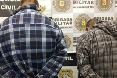 Dois homens foram presos ontem por suspeita de envolvimento na morte de João Vitor Antônio Gonçalves da Silva, 10 anos. Os mandados de prisão temporária foram expedidos pela Justiça a pedido da Polícia Civil. O crime que tirou a vida o menino aconteceu na manhã de sexta-feira, dia 18, quando a casa em que ele estava com a família, no loteamento Monte Carmelo, foi alvo de um ataque a tiros. João Vitor foi atingido por três tiros e morreu. O pai dele, de 47 anos, e um irmão, de 13, ficaram feridos. A mãe e outros dois filhos não se feriram. <!-- NICAID(14814818) -->
