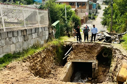 Iniciaram nesta segunda-feira (31), as obras de manutenção de um trecho da galeria que ruiu devido as fortes chuvas  de 2024 na Rua Maria Eurema Santos da Silva, esquina com a Rua Governador Euclides Triches, no bairro Castelo, em Caxias do Sul. Esta é a primeira fase de um conjunto de ações planejadas para restaurar a galeria e garantir sua plena operacionalidade.<!-- NICAID(16007131) -->