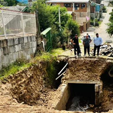 Iniciaram nesta segunda-feira (31), as obras de manutenção de um trecho da galeria que ruiu devido as fortes chuvas  de 2024 na Rua Maria Eurema Santos da Silva, esquina com a Rua Governador Euclides Triches, no bairro Castelo, em Caxias do Sul. Esta é a primeira fase de um conjunto de ações planejadas para restaurar a galeria e garantir sua plena operacionalidade.<!-- NICAID(16007131) -->