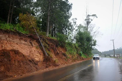 CAXIAS DO SUL, RS, BRASIL, 04/12/2023. Moradores de Fazenda Souza, no interior de Caxias, pedem mais segurança em estrada após obra de adutora do novo aeroporto. (Bruno Todeschini/Agência RBS)Indexador: BTK<!-- NICAID(15615935) -->