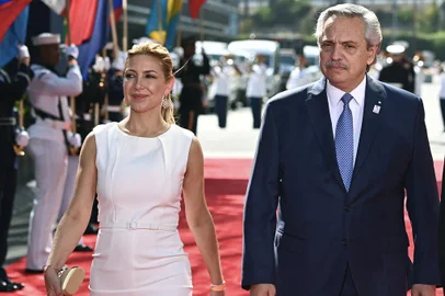 (ARQUIVOS) O presidente da Argentina, Alberto Fernandez, e a primeira-dama da Argentina, Fabiola Yanez, caminham no tapete vermelho antes da cerimônia de abertura da 9ª Cúpula das Américas no Centro de Convenções de Los Angeles, em Los Angeles, Califórnia, em 8 de junho de 2022. Fabiola Yanez, ex-companheira do ex-presidente argentino (2019-2023) Alberto Fernandez, denunciou-o por violência de gênero em 6 de agosto de 2024, depois de vazarem para a imprensa supostas mensagens que aparentemente a mostravam sendo espancada e agredida. (Foto de Chandan KHANNA/AFP)<!-- NICAID(15841230) -->