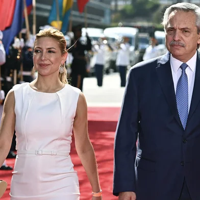 (ARQUIVOS) O presidente da Argentina, Alberto Fernandez, e a primeira-dama da Argentina, Fabiola Yanez, caminham no tapete vermelho antes da cerimônia de abertura da 9ª Cúpula das Américas no Centro de Convenções de Los Angeles, em Los Angeles, Califórnia, em 8 de junho de 2022. Fabiola Yanez, ex-companheira do ex-presidente argentino (2019-2023) Alberto Fernandez, denunciou-o por violência de gênero em 6 de agosto de 2024, depois de vazarem para a imprensa supostas mensagens que aparentemente a mostravam sendo espancada e agredida. (Foto de Chandan KHANNA/AFP)<!-- NICAID(15841230) -->