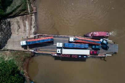 PORTO XAVIER, 2024.03.27 - Em fevereiro o Ministério dos Transportes assinou ordem para elaboração de projeto e construção de ponte entre o RS e a Argentina em Porto Xavier. Atualmente são utilizadas duas balsas (uma brasileira e uma argentina) para o transporte de pessoas, carros de passeio e também caminhões com produtos dos dois países. (Foto: André Ávila/ Agência RBS)<!-- NICAID(15722350) -->
