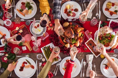 Jantar de Natal e Ano Novo. Foto: sebra / stock.adobe.comFonte: 185595629<!-- NICAID(15944657) -->