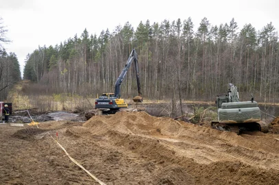 This handout made available by Lithuanian Ministry of National Defence shows a digger and a bulldozer at the site of rescue operation for missing US soldiers at Pabrade training ground, in Lithuania, on March 27, 2025. Lithuanian Defense Minister Dovile Sakaliene said that "all scenarios" were still being considered regarding the fate of four American soldiers who went missing during an exercise in the east of the country, stressing that their search continued under difficult conditions. (Photo by Lukas Kalvaitis / Lithuanian Ministry of National Defence / AFP) / RESTRICTED TO EDITORIAL USE - MANDATORY CREDIT "AFP PHOTO / Lithuanian Ministry of National Defence/Lukas Kalvaitis  " - NO MARKETING NO ADVERTISING CAMPAIGNS - DISTRIBUTED AS A SERVICE TO CLIENTS<!-- NICAID(16004540) -->