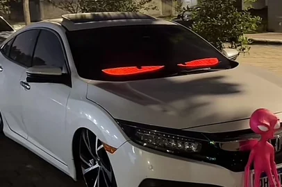 Motoristas colocam  de LED para deixar os carros com olhos animados.<!-- NICAID(16054167) -->
