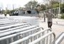 Sete de Setembro: estruturas para desfile cívico-militar começam a ser montadas na orla do Guaíba