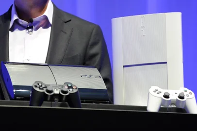 (FILES) President and group CEO of Sony Computer Entertainment Andrew House introduces the new PlayStation 3 during a press conference in Tokyo on September 19, 2012, one day before the Tokyo Game Show. On December 3, 1994, the PlayStation was released in Japan, Sony's first foray into the video game market then dominated by Sega and Nintendo. A global success, particularly with a more adult audience, which has propelled the Japanese manufacturer to the rank of major player in the sector. (Photo by TORU YAMANAKA / AFP)Editoria: FINLocal: TokyoIndexador: TORU YAMANAKASecao: gameFonte: AFPFotógrafo: STF<!-- NICAID(15924887) -->