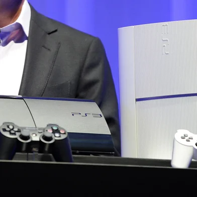 (FILES) President and group CEO of Sony Computer Entertainment Andrew House introduces the new PlayStation 3 during a press conference in Tokyo on September 19, 2012, one day before the Tokyo Game Show. On December 3, 1994, the PlayStation was released in Japan, Sony's first foray into the video game market then dominated by Sega and Nintendo. A global success, particularly with a more adult audience, which has propelled the Japanese manufacturer to the rank of major player in the sector. (Photo by TORU YAMANAKA / AFP)Editoria: FINLocal: TokyoIndexador: TORU YAMANAKASecao: gameFonte: AFPFotógrafo: STF<!-- NICAID(15924887) -->