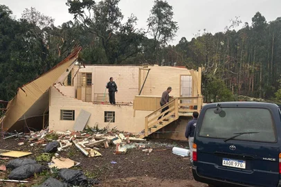 Vendaval atinge 250 residências em Erval Grande e 40 famílias ficam desalojadas<!-- NICAID(16034481) -->