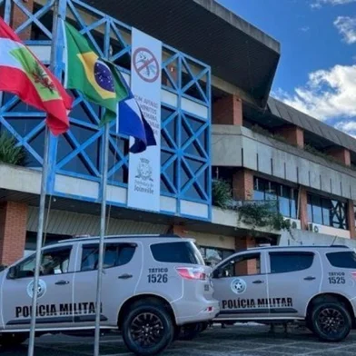 Um homem de 49 anos matou a esposa e dois enteados na manhã desta quinta-feira (11) em Joinville, Santa Catarina. O suspeito cometeu suicídio logo após o crime, conforme informações do site NSC Total.<!-- NICAID(16121870) -->