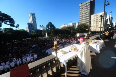CAXIAS DO SUL, RS, BRASIL, 30/05/2024. Procissão de Corpus Christi. Missa campal presidida pelo bispo Dom José Gislon em frente à Catedral  Diocesana. A procissão com o Santíssimo Sacramento saiu da Catedral até a igreja de São Pelegrino. As ofertas da misa erão destinadas às pessoas atingidas pelas enchentes. (Porthus Junior/Agência RBS)<!-- NICAID(15777554) -->