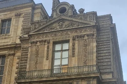 Janela do roubo do Museu do Louvre<!-- NICAID(16151603) -->