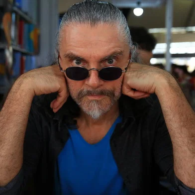 PORTO ALEGRE, RS, BRASIL - 14.11.2019 - Hique Gomez, músico que apresenta há 30 anos o espetáculo Tangos e Tragédias, está lançando sua autobiografia na Feira do Livro. (Foto: Tadeu Vilani/Agencia RBS)<!-- NICAID(14326079) -->