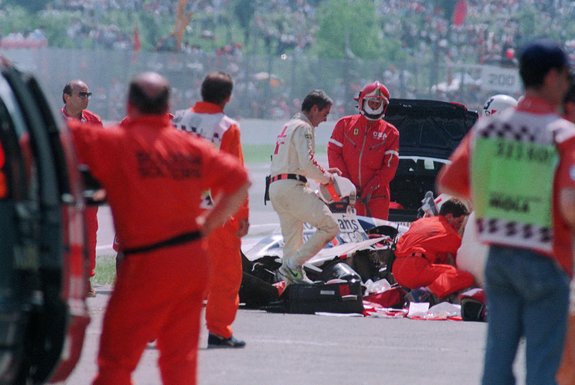 SENNA0310Medical and security personnel surround the crashed car of Ayrton Senna at the Imola track 01 May 1994.  Senna died after crashing in the seventh lap of the San Marino Grand Prix. (Photo by JEAN-LOUP GAUTREAU / AFP)Editoria: SPOLocal: ImolaIndexador: JEAN-LOUP GAUTREAUSecao: motor racingFonte: AFPFotógrafo: STF<!-- NICAID(15749214) -->