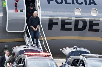 Counselor of the Rio de Janeiro Court of Audit Domingos Brazao walks down a Federal Police aircraft upon arrival in Brasilia on March 24, 2024, after being arrested in Rio de Janeiro, Brazil. . Brazilian police on Sunday arrested the alleged masterminds of the 2018 murder of Rio de Janeiro councillor Marielle Franco, potentially shedding new light on a killing that triggered an outcry in Brazil and beyond. (Photo by EVARISTO SA / AFP)Editoria: CLJLocal: BrasíliaIndexador: EVARISTO SASecao: policeFonte: AFPFotógrafo: STF<!-- NICAID(15715002) -->