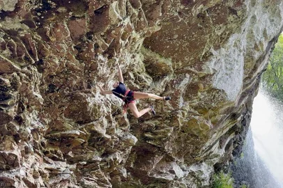 O feito da porto-alegrense Amanda Criscuoli, 17 anos, em ser a mulher mais jovem do Brasil e única do estado a conquistar o grau 10a da escalada esportiva, colocou em evidência, por meio da mídia especializada, um local pouco conhecido por moradores de Caxias. Foi a geografia da Serra gaúcha e a visão de escaladores caxienses que possibilitou que a cidade se consolidasse no roteiro da modalidade.<!-- NICAID(15699001) -->