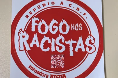 O que deveria ser apenas a visita de uma turma de estudantes da Faculdade de Educação da UFRGS na Câmara de Porto Alegre, no final da manhã desta sexta-feira (3), terminou com confusão entre vereadores e a Brigada Militar acionada para dar apoio no local. O cerne da celeuma foi um adesivo com os dizeres "fogo nos racistas" colado pela professora que liderava o grupo em uma parede próxima da sala da presidente da Casa, Comandante Nádia (PL).<!-- NICAID(16139142) -->