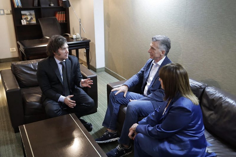 This handout picture released by La Libertad Avanza Press Office shows a meeting between the elected President Javier Milei (L), former President Mauricio Macri (C), and former presidential candidate for the Juntos por el Cambio party Patricia Bullrich at Milei's bunker after wining the runoff election in Buenos Aires on November 19, 2023. Libertarian outsider Javier Milei swept to victory in Argentina's presidential election Sunday, vowing to halt decades of economic decline in a country reeling from triple-digit inflation. (Photo by Handout / La Libertad Avanza Press Office / AFP) / RESTRICTED TO EDITORIAL USE - MANDATORY CREDIT "AFP PHOTO / LA LIBERTAD AVANZA PRESS OFFICE" - NO MARKETING NO ADVERTISING CAMPAIGNS - DISTRIBUTED AS A SERVICE TO CLIENTSEditoria: POLLocal: Buenos AiresIndexador: HANDOUTSecao: electionFonte: La Libertad Avanza Press OfficeFotógrafo: Handout<!-- NICAID(15604524) -->