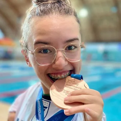 A nadadora paralímpica Larissa Rodrigues, de 17 anos, natural de Ipê, conquistou o Bronze nos 150m medley no Mundial de Natação Paralímpica, na Ilha da Madeira, em Portugal.<!-- NICAID(15123081) -->