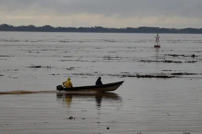 Porto Alegre, RS, Brasil, 20-062025 – O nível do Rio Guaíba segue elevado após as fortes chuvas que atingiram o Estado nos últimos dias. A força da água arrastou detritos e muita sujeira, evidenciando os impactos da cheia sobre a cidade.<!-- NICAID(16063973) -->