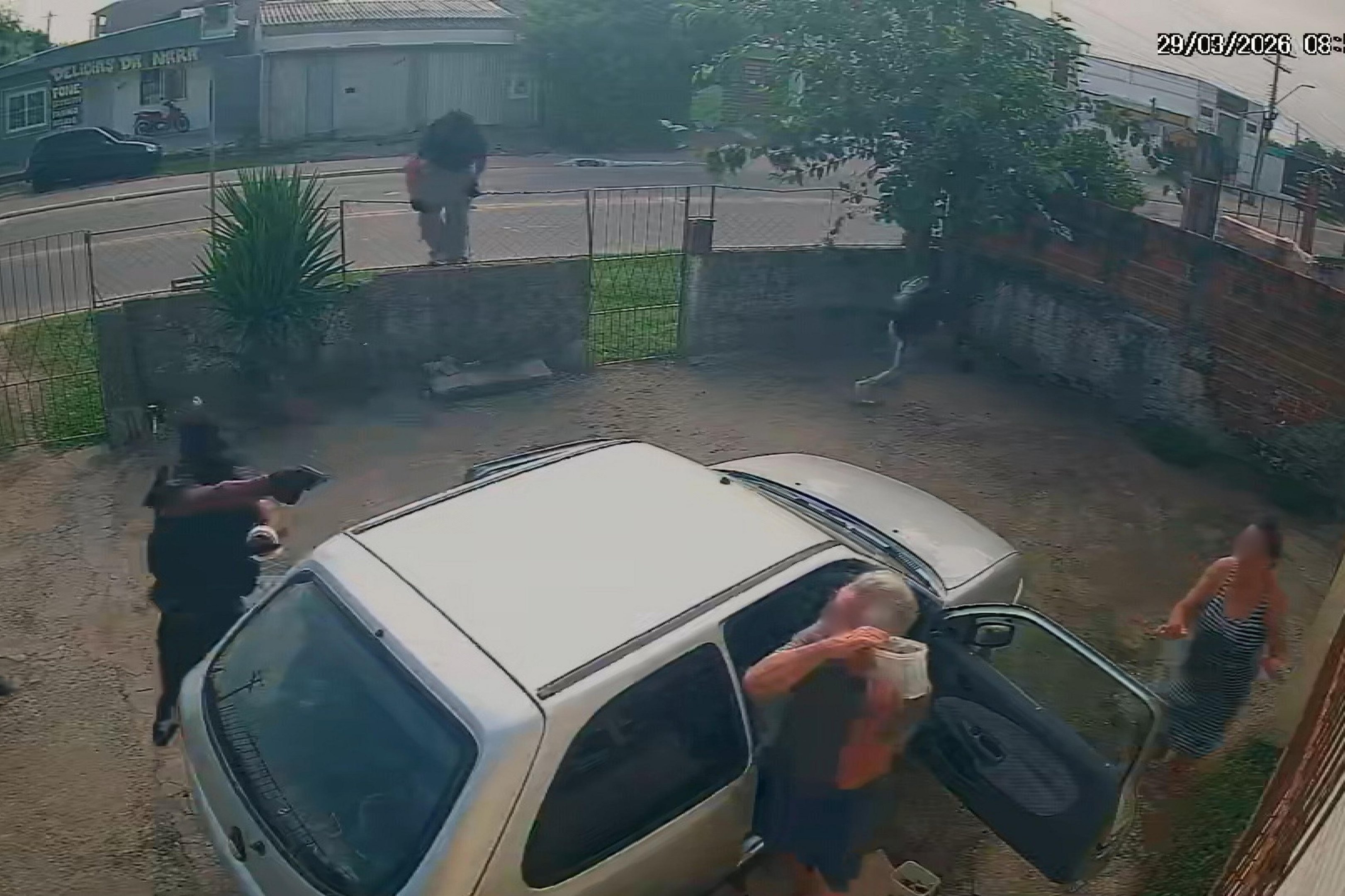 Casal de idosos &eacute; alvo de assalto e homem &eacute; baleado em Pelotas: "acredito que estavam me monitorando"; veja v&iacute;deo