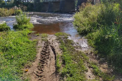 O rio Bururi que passa por Lajeado Grande, distrito de São Francisco de Paula, na Serra, marca presença em paisagens naturais e em diversas ofertas de empreendimentos turísticos e hoteleiros na localidade de cerca de 1,4 mil habitantes, mas também é motivo de impasses. Já em 2016<!-- NICAID(14714024) -->