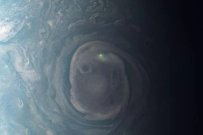 Sonda Jun, da Nasa, registra luz verde em vórtice giratório do polo norte de Júpiter. Astrônomos acreditam se tratar de um relâmpago no planeta gasoso<!-- NICAID(15462077) -->