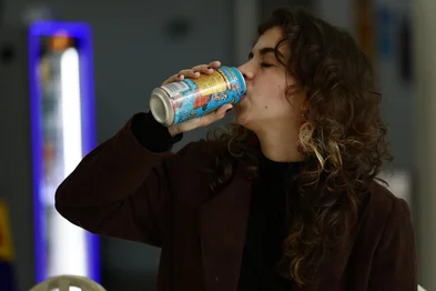 Porto Alegre, RS, Brasil – Laura, jovem estudante universitária, consome energético durante a rotina no campus da universidade. O consumo desse tipo de bebida entre jovens e estudantes tem se tornado cada vez mais presente, muitas vezes associado à busca por disposição e concentração para acompanhar as atividades acadêmicas.Indexador: jeff botega<!-- NICAID(16356896) -->