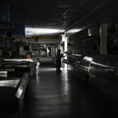 A man and a child walk through a local market during a massive power cut in Vigo, northwestern Spain, on April 28, 2025. A massive power cut a massive power cut affects the whole of the Iberian Peninsula and part of France on April 28, 2025, according to Portuguese electricity network operator REN. (Photo by MIGUEL RIOPA / AFP)Editoria: FINLocal: VigoIndexador: MIGUEL RIOPASecao: energy and resourceFonte: AFPFotógrafo: STR<!-- NICAID(16025591) -->