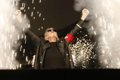 -British singer Roger Waters performs on stage during "The Wall Live" tour at the Stade-de-France stadium in Saint-Denis, on September 21, 2013.   THOMAS SAMSON / AFP PHOTO (Photo by THOMAS SAMSON / AFP)Editoria: ACELocal: Saint-DenisIndexador: THOMAS SAMSONSecao: musicFonte: AFP<!-- NICAID(15413738) -->
