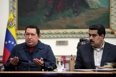 This handout photo provided by the Presidencia shows Venezuala's President Hugo Chavez (L) gesturing as he sits next to Vice President Nicolas Maduro (R) during a televised radio event in Caracas on 8 December, 2012. President Hugo Chavez passed away on March 5, 2013 in Caracas after a long fight with cancer, Maduro announced. AFP PHOTO / PRESIDENCIAEditoria: POLLocal: CaracasIndexador: HOSecao: politics (general)Fonte: PRESIDENCIAFotógrafo: HO<!-- NICAID(9157358) -->