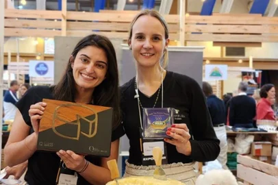 Nicole Sachet Maso, diretora de Maketing da Casa da Ovelha (cabelo preto) e Marcela Czarnobay, coordenadora do Laticínio. As duas no Prêmio Queijo Brasil, em Blumenau. <!-- NICAID(15481594) -->
