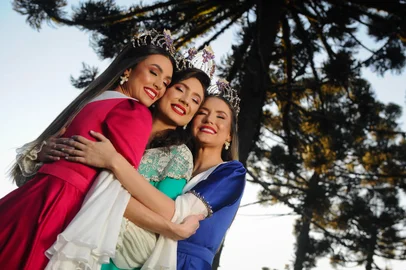 CAXIAS DO SUL, RS, BRASIL, 15/08/2023. Soberanas da Festa Nacional da Uva da edição de 2022: princesa Bianca Fabro Ott (vestido vermelho), a rainha Pricila Zanol (vestido verde) e a princesa Bruna Mallmann (vestido azul). (Bruno Todeschini/Agência RBS)Indexador: BTK<!-- NICAID(15516965) -->