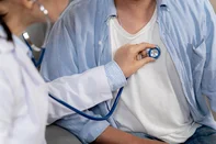 Doctor using stethoscope to check patientâ€™s breathing â€“ medical examination and carePhysician listening to patientâs breath sounds with stethoscope during routine health checkup.Fonte: 1548025069<!-- NICAID(16144389) -->