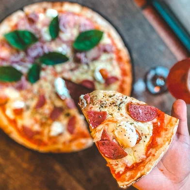manjericão pizza na pedra, destemperados, pizza, torres, praia, pizza de linguíça, pizza de salame de javali<!-- NICAID(15312197) -->
