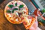 manjericão pizza na pedra, destemperados, pizza, torres, praia, pizza de linguíça, pizza de salame de javali<!-- NICAID(15312197) -->