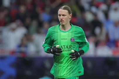 Paris Saint-Germain's Russian goalkeeper #39 Matvey Safonov reacts during the 2025 FIFA Intercontinental Cup final football match between Paris Saint-Germain (PSG) and CR Flamengo at the Ahmad bin Ali Stadium in Al-Rayyan on the outskirts of Doha on December 17, 2025. (Photo by Karim JAAFAR / AFP)  Safonov , PSG , Flamengo , Mundial de Clubes , Copa Intercontinetal<!-- NICAID(16189094) -->