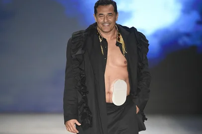 O ator Luciano Szafir com bolsa de estomia no desfile de Walerio Araujo na São Paulo Fashio Week 2021Foto: Marcelo Soubhia/FOTOSITE<!-- NICAID(14945274) -->